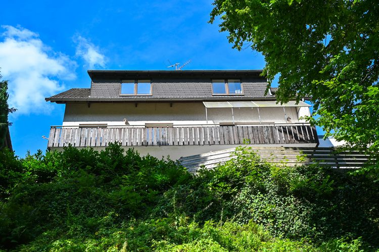Schlangenbad: Gepflegtes Einfamilienhaus in idyllischer Lage – mit viel Platz und Potenzial!