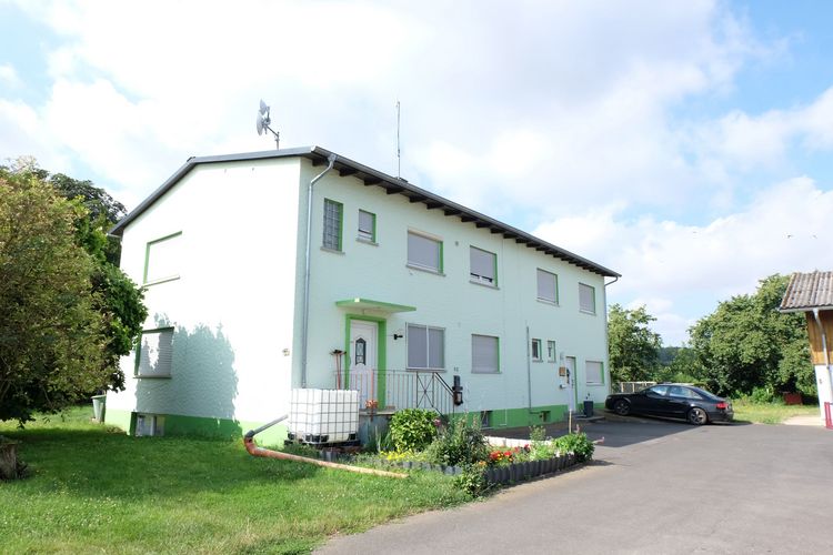 Aussiedlerhof mit 2 Häusern, Fahrzeughalle und ca. 30.000m² Grdst. in Wölfersheim. 