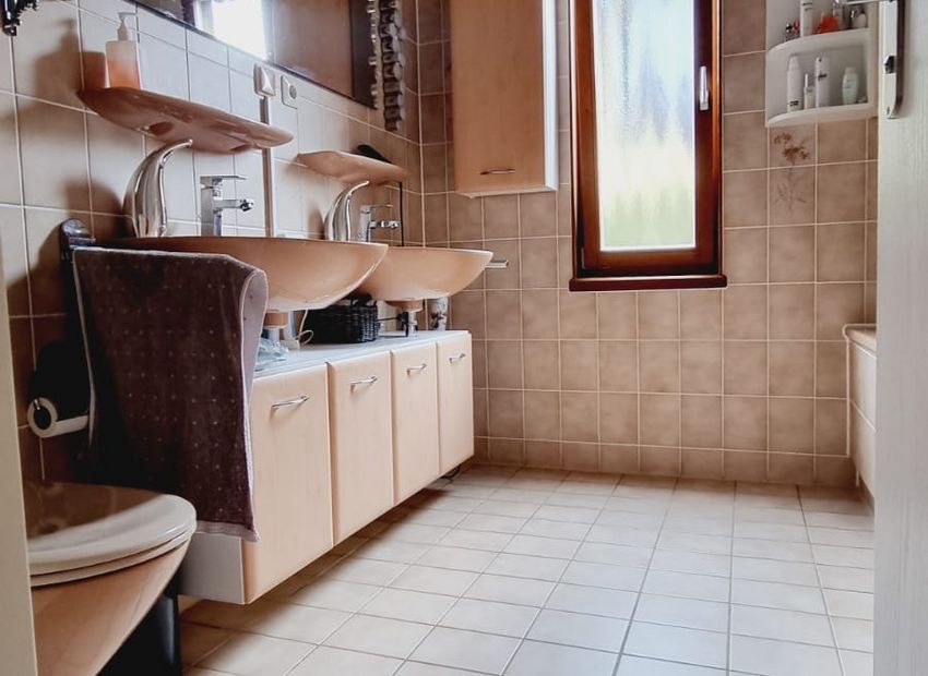 Westerburg: Freistehendes Einfamilienhaus mit Garagen und großem Areal