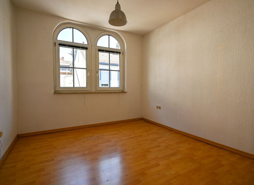 Wiesbaden-Biebrich: Einfamilienhaus mit Nebengebäuden in Stadtlage!