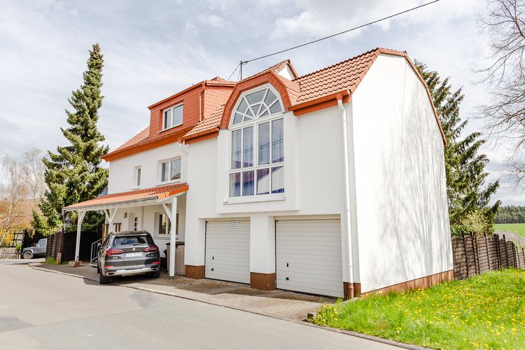 Watzhahn: Zweifamilienhaus mit Pelletheizung und Doppelgarage! 
