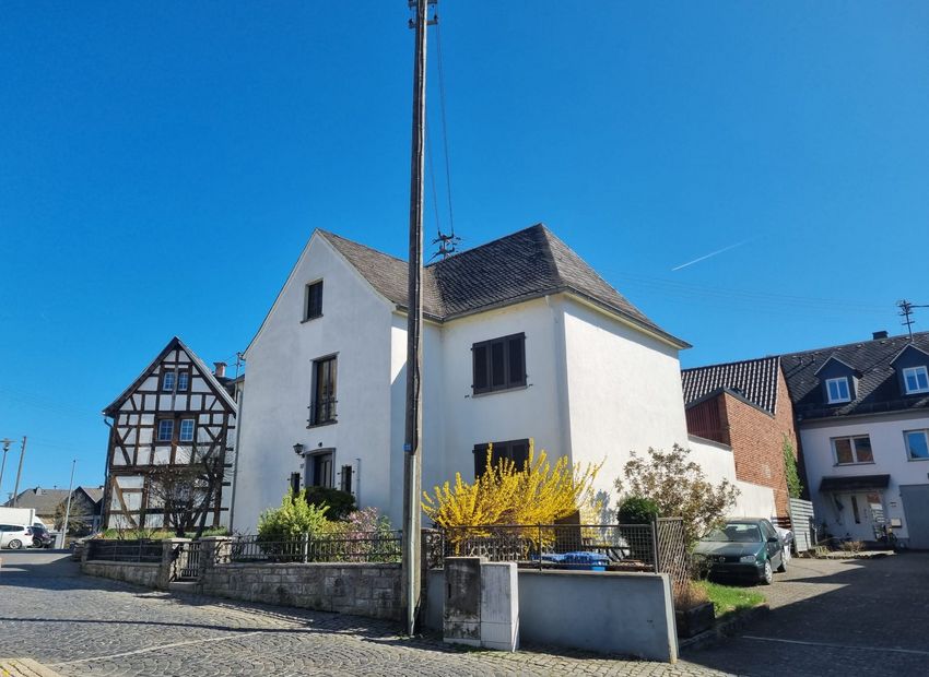 Niederzeuzheim: Gepflegtes Einfamilienhaus mit Nebengebäude, Carport und Garten