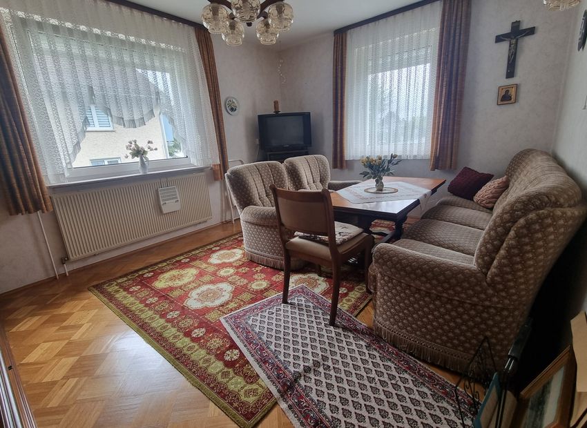 Weilmünster: Einfamilienhaus mit großem Areal und zwei Garagen
