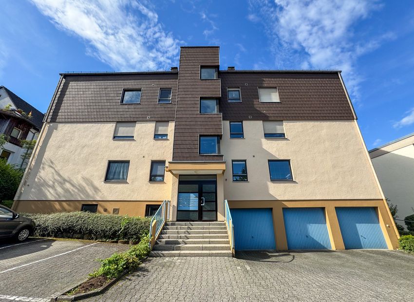 Niedernhausen: Lichtdurchflutete Maisonette-Wohnung mit Balkon in bester Lage!