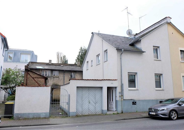 Frankfurt Heddernheim! Kleines 2 Familienhaus mit Garage und Nebengebäude.