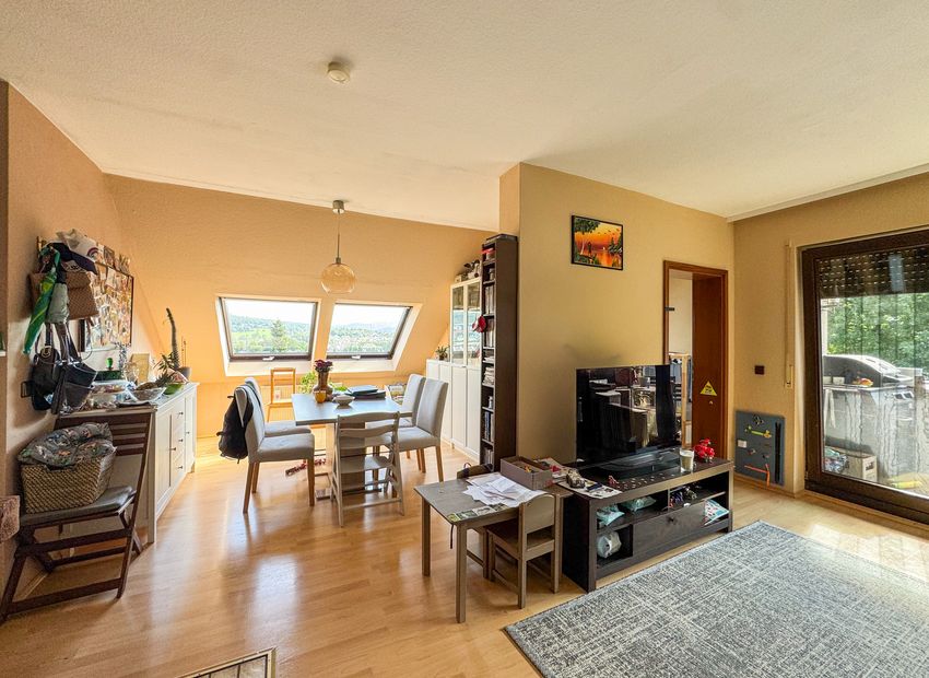 Niedernhausen: Lichtdurchflutete Maisonette-Wohnung mit Balkon in bester Lage!