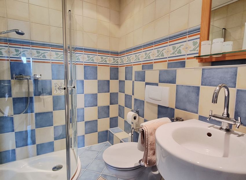 Dornburg: Tolles Einfamilienhaus mit ELW, Garage, Garten und Schwimmbad