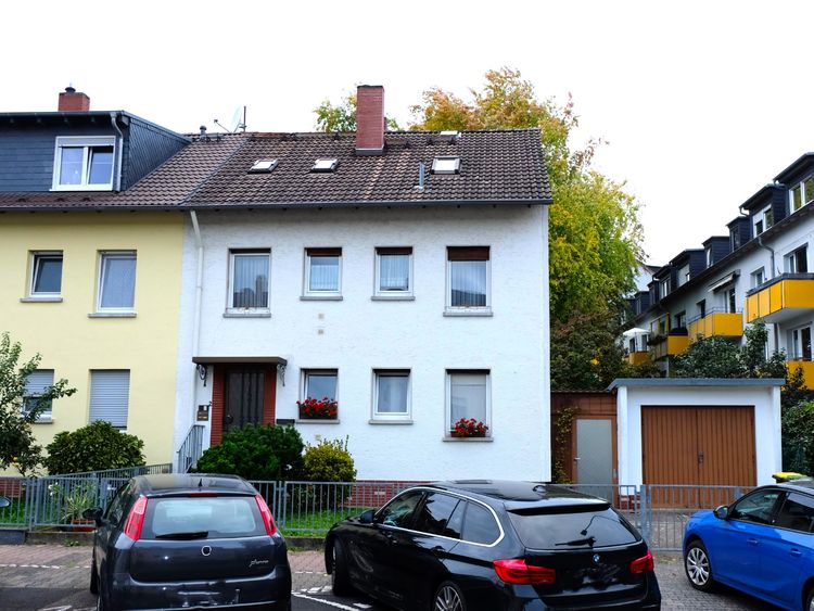 Frankfurt Heddernheim! Erweiterbares Zweifamilienhaus auf Erbpachtgrundstück.