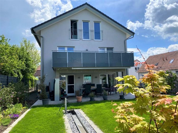 Niedrigenergiehaus mit hochwertigster Ausstattung zur Selbstnutzung mit 2 vermieteten Wohnungen.