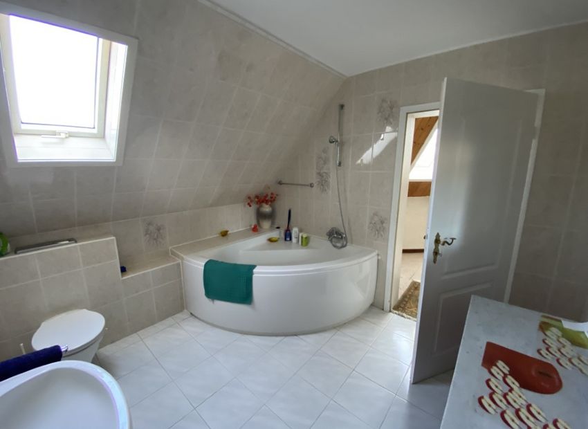 Aarbergen-Michelbach: Besondere Immobilie mit Charme, Ausblick und großem Grundstück!