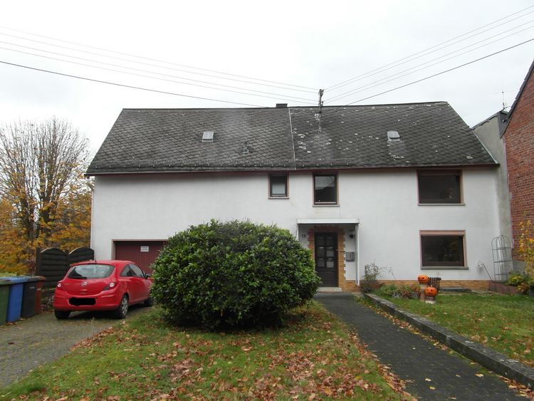 Marienhausen: Einfamilienhaus mit angrenzendem Nebengebäude und Garage