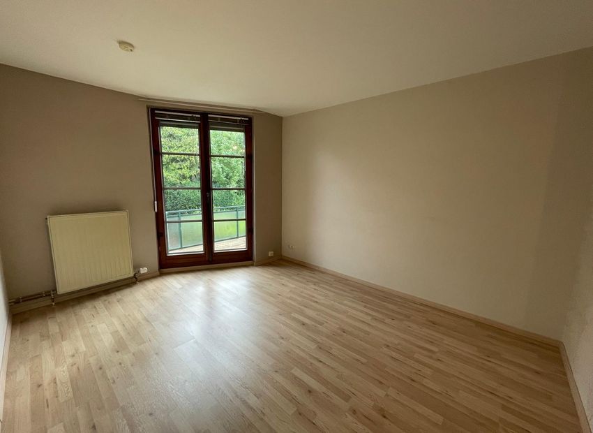 Usingen: Großzügige Doppelhaushälfte mit Einliegerwohnung