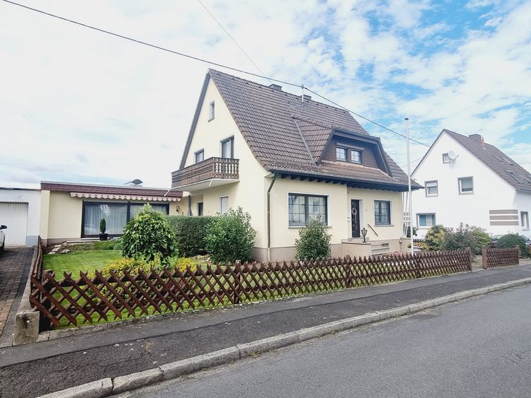 Wirges: Gepflegtes Einfamilienhaus mit Garage und Garten
