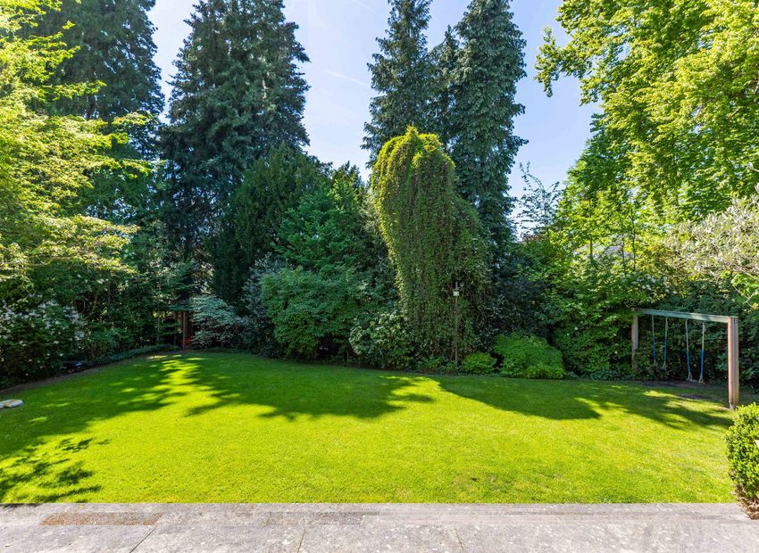 Elegante Villa mit Weinkeller, Sauna und Gartenidylle in bester Lage von Kronberg.