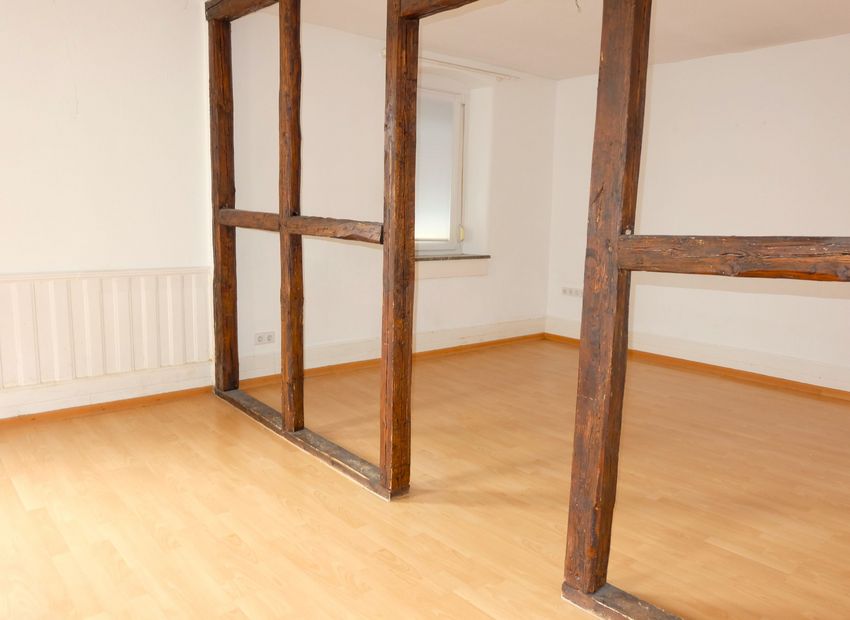 Neu-Anspach! Freistehendes Haus mit 5 Zimmern auf kleinem Grundstück.