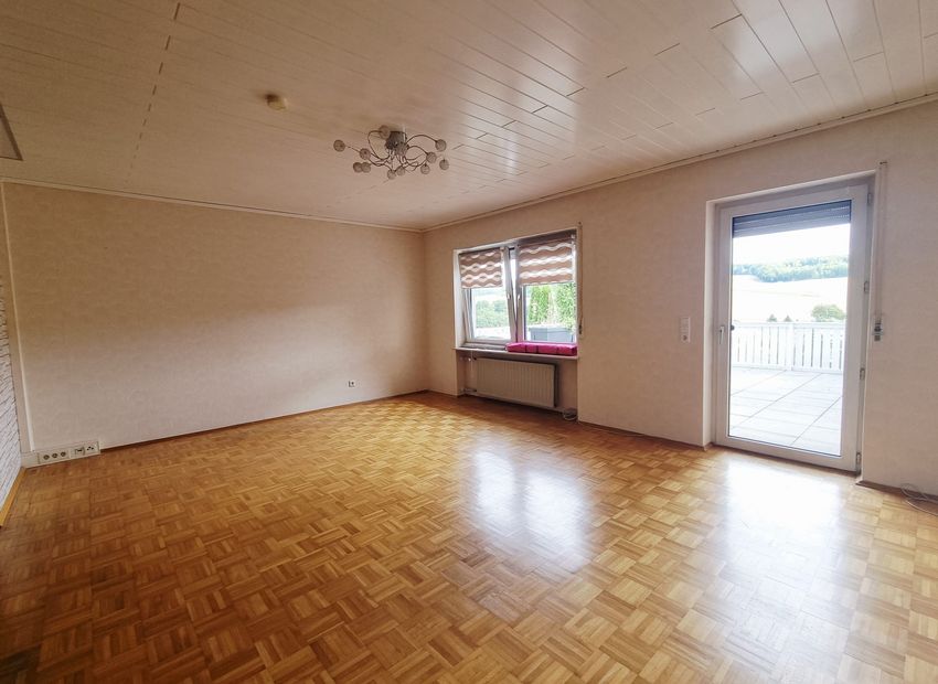 Selters (Ts): Besondere Immobilie ( Wohnraumwunder)  mit Fernblick und schönem Terrassengrundstück 