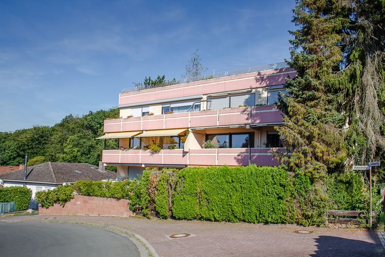 Niedernhausen: 4 Zimmer-Wohnung mit Dachterrasse!