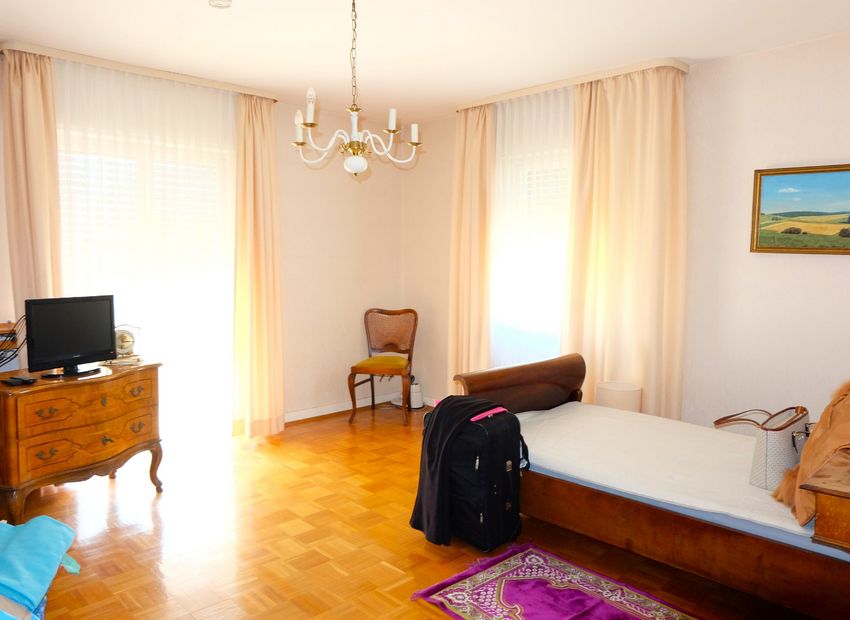 Frankfurt-Dornbusch! Erweiterbares REH mit traumhaftem ca. 383m² großem Grundstück.