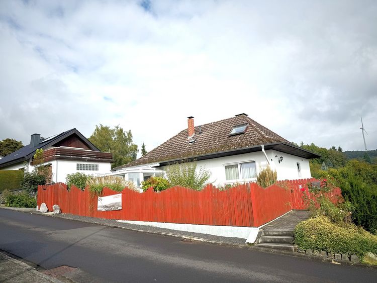 Hambach: Charmantes Einfamilienhaus mit Wintergarten