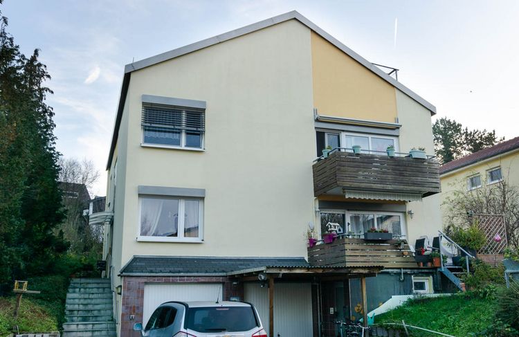 Breckenheim: Saniertes Mehrfamilienhaus mit zwei Garagen!
