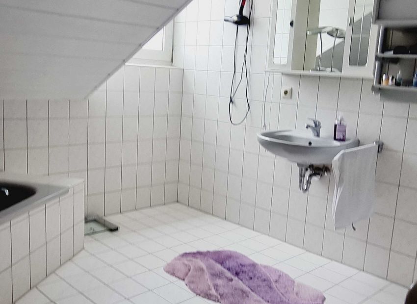 Limburg: Eigentumswohnung (DG) mit Balkon und Außenstellplatz