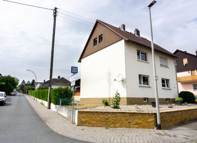 Idstein-Wörsdorf: Zweifamilienhaus in ruhiger Lage und großem Grundstück!