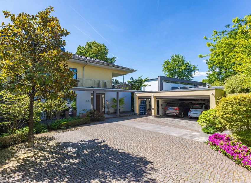 Elegante Villa mit Weinkeller, Sauna und Gartenidylle in bester Lage von Kronberg.