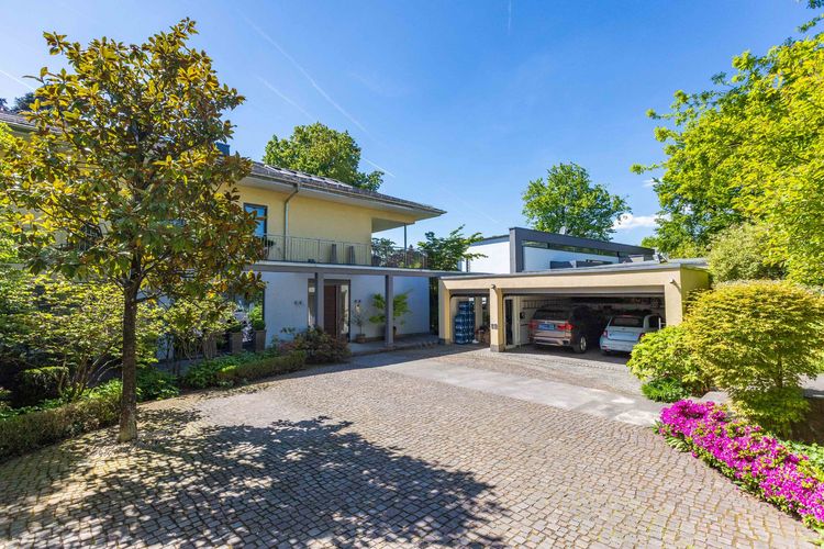 Kronberg! Traumhafte Villa in bester Lage mit Weinkeller, Welnessbereich und vielem mehr.