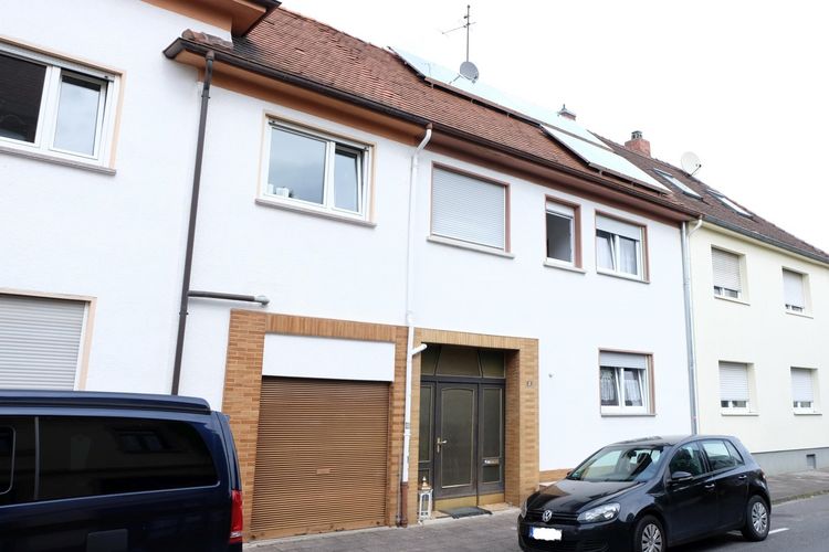 Dreieich-Sprendlingen! Reihenhaus mit ca. 105m² Wfl. und 2 Terrassen in zentraler Lage.