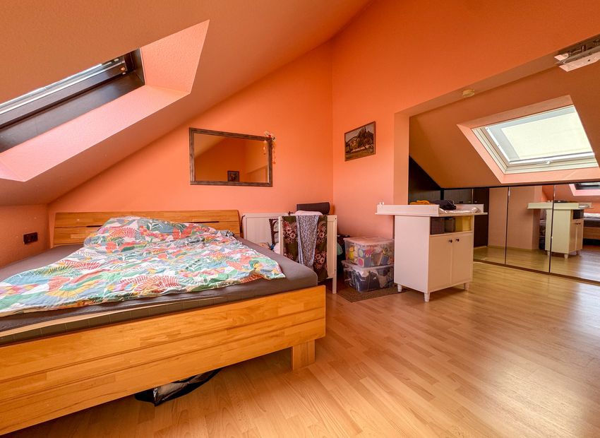 Niedernhausen: Lichtdurchflutete Maisonette-Wohnung mit Balkon in bester Lage!