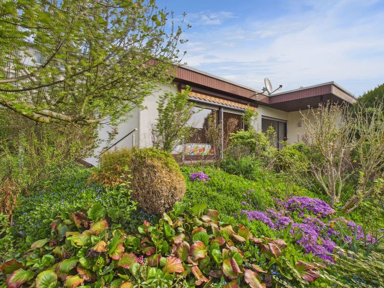 Usingen: Einfamilienhaus mit vermietetem Anbau!