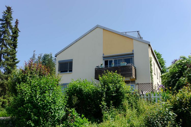 Breckenheim: Dreifamilienhaus mit zwei Garagen bereits saniert!