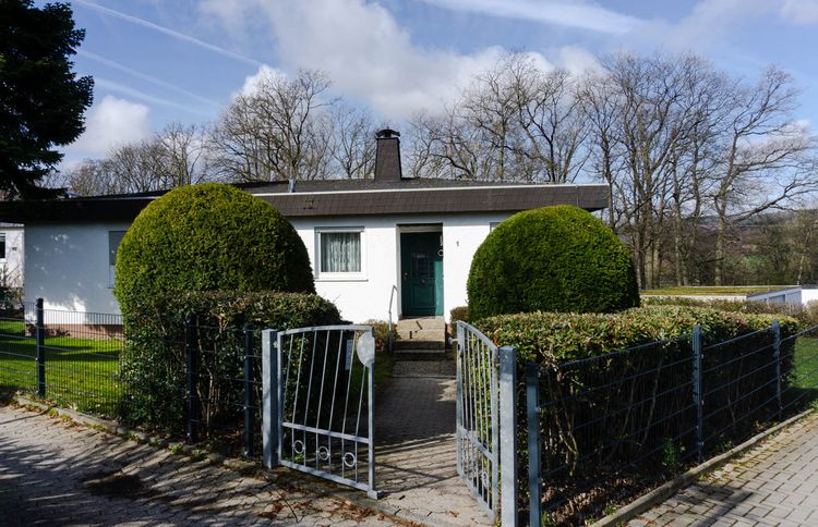Wiesbaden-Naurod: Freistehender Bungalow mit zwei Garagen!