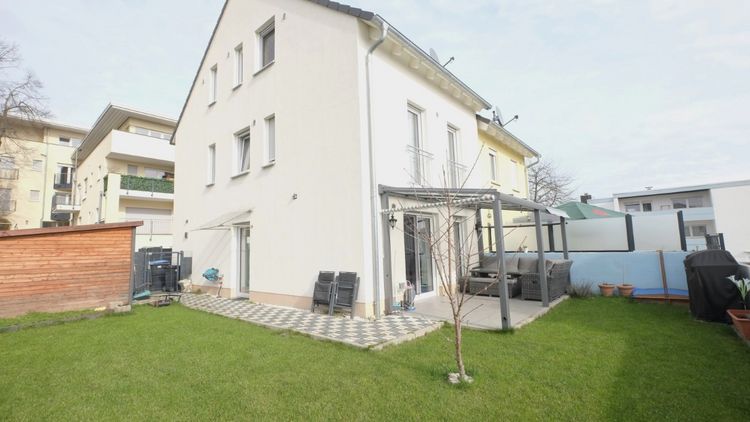 Usingen: Bereit für Ihren Einzug! Attraktive Doppelhaushälfte in Top Lage
