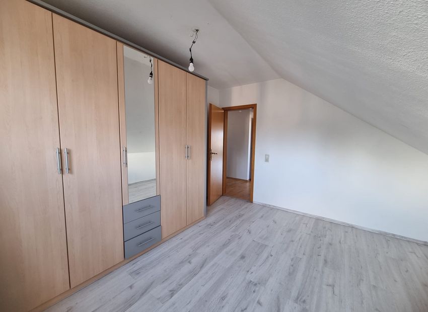 Höhr Grenzhausen: Eigentumswohnung (DG) mit Balkon und PKW-Stellplatz