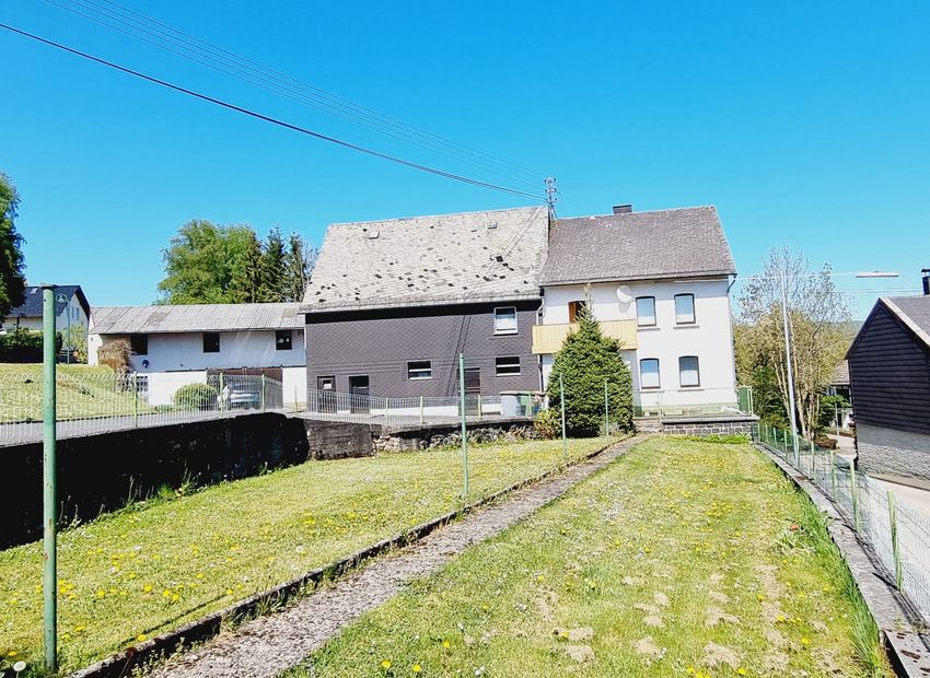 Rennerod- Hüblingen: Einfamilienhaus mit Nebengebäude in sonniger Lage