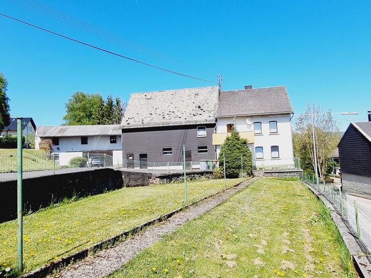 Rennerod- Hüblingen: Einfamilienhaus mit Nebengebäude in sonniger Lage