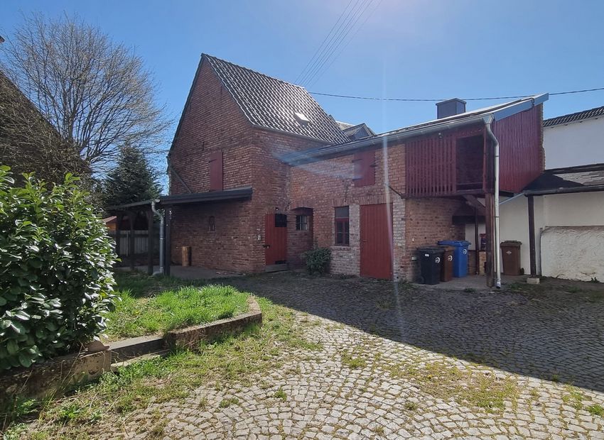 Niederzeuzheim: Gepflegtes Einfamilienhaus mit Nebengebäude, Carport und Garten