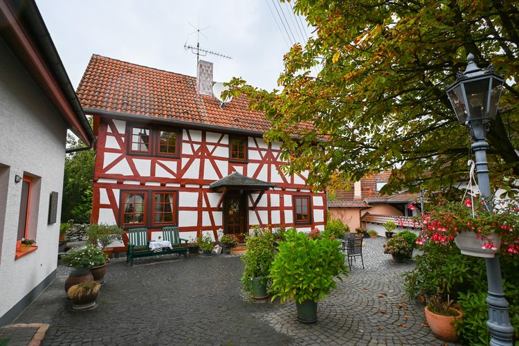 Hünstetten: Einmalige Gelegenheit – Anwesen mit vielfältigen Nutzungsmöglichkeiten in Görsroth!