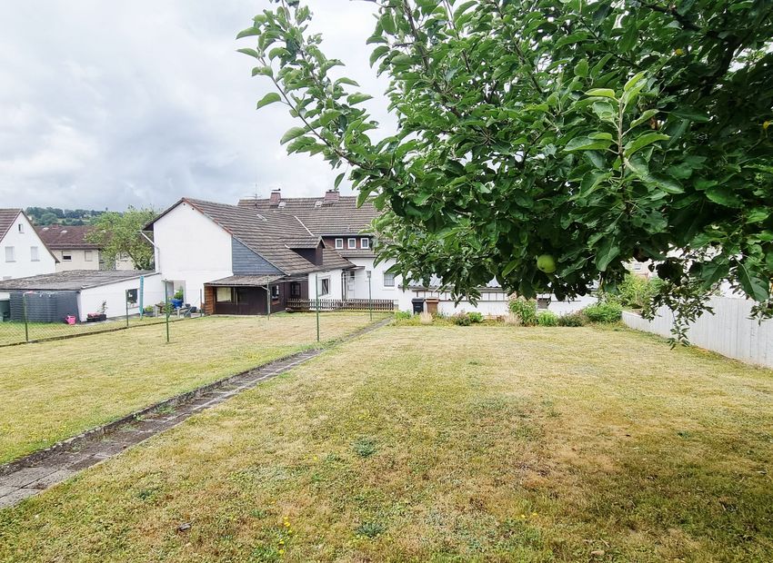 Weilmünster: Einfamilienhaus mit großem Areal und zwei Garagen