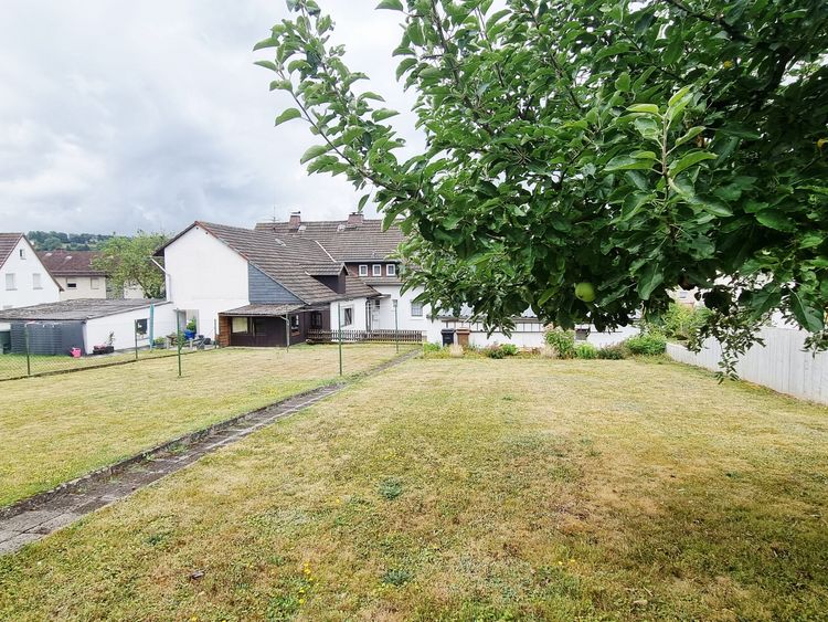 Weilmünster: Einfamilienhaus mit großem Areal und zwei Garagen