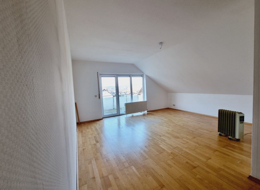 Höhr Grenzhausen: Eigentumswohnung (DG) mit Balkon und PKW-Stellplatz