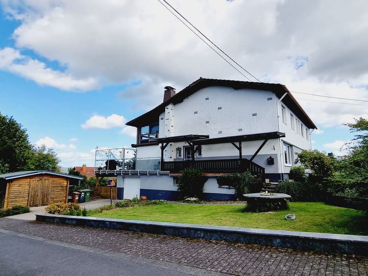 Hundsangen: Gepflegte Doppelhaushälfte mit Garage und Garten