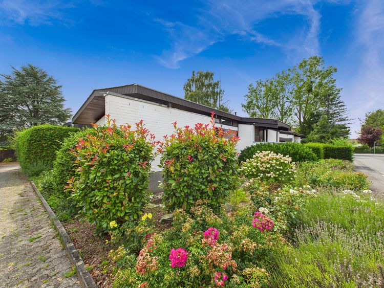 Wehrheim: Wohlfühl-Bungalow mit großem Garten – ein seltenes Angebot!