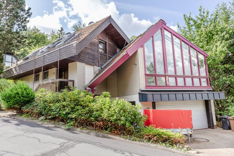 Bad Schwalbach Ramschied: Freistehendes Architektenhaus mit Doppelgarage!