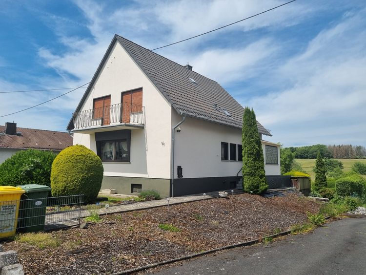 Gemeinde Girkenroth: Gepflegtes Einfamilienhaus mit Garagen und schönem Areal