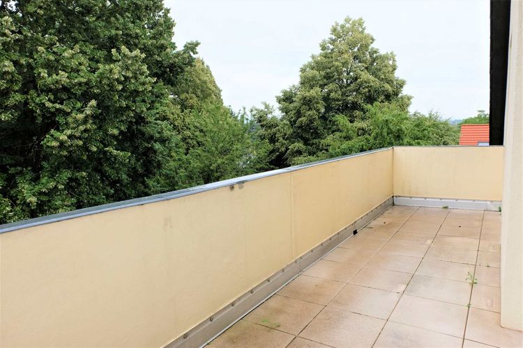 Oberursel Stierstadt! 3 -4 Zimmer Wohnung mit Balkon, Kamin und Stellplatz.