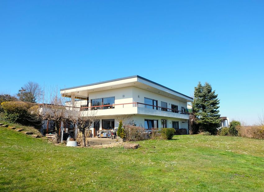 Battenberg! Freistehendes Einfamilienhaus mit 180-Grad-Panoramablick über die Rheinebene.