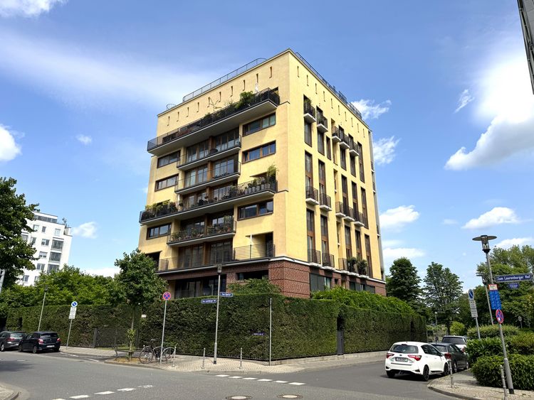Lage Lage Lage! 2 Zimmer Wohnung mit großem Balkon und TG-Stellplatz direkt am Main.