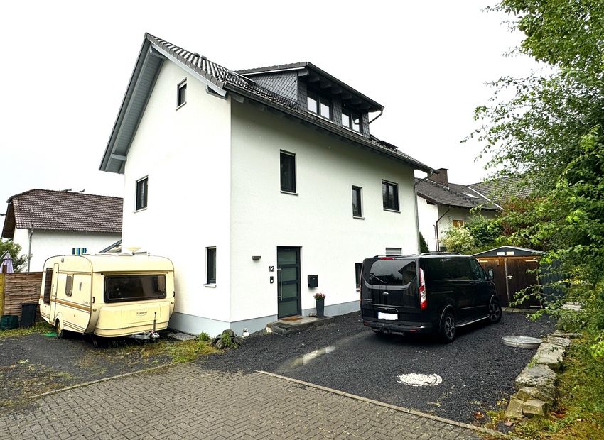 Büdingen! Modernes Baujahrjunges freistehendes Haus mit ca. 187m² Wohnfläche und 567m² Grundstück.